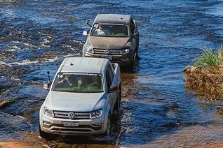 dos amarok en dia de aventura pasando por el agua