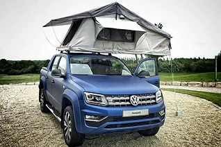 amarok azul en un dia de camping