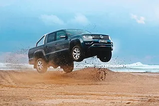 amarok saltando un medano en la playa
