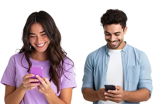 hombre y mujer sosteniendo sus celulares con las dos manos
