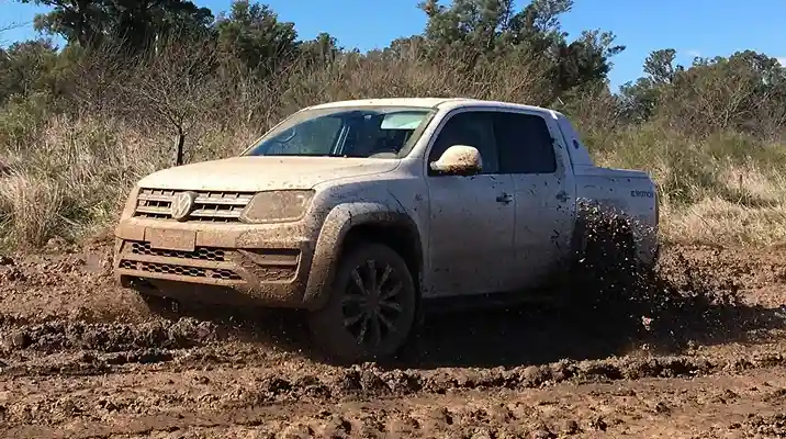 Camioneta Amarok en el barro a toda velocidad