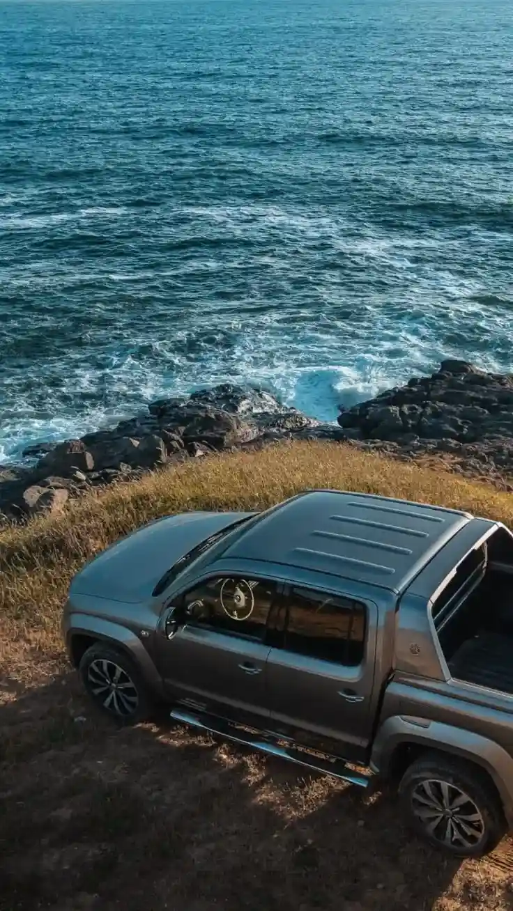 Camioneta Amarok frente al mar