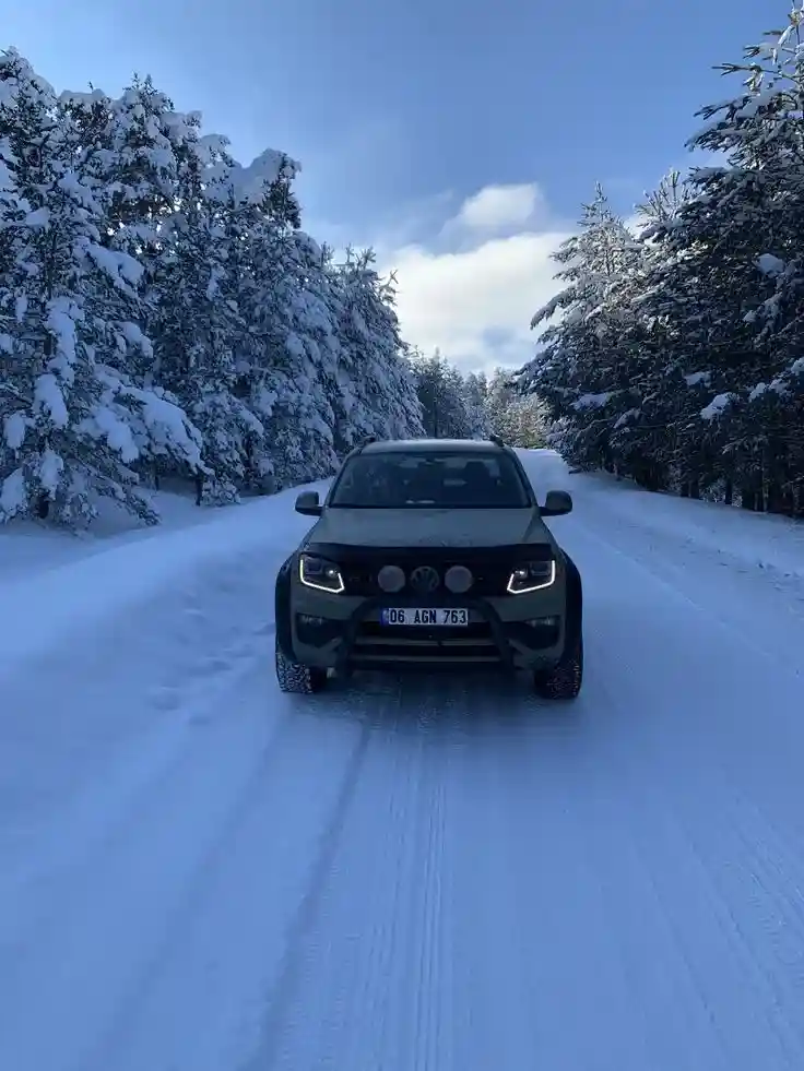 Camioneta Amarok siendo fotografiada de frente en camino de nieve