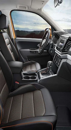 Interior Amarok donde se ven los asientos delanteros, volante y demas comandos