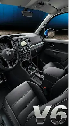 Inerior de Amarok donde se ven los dos asientos delanteros, volante y demas comandos