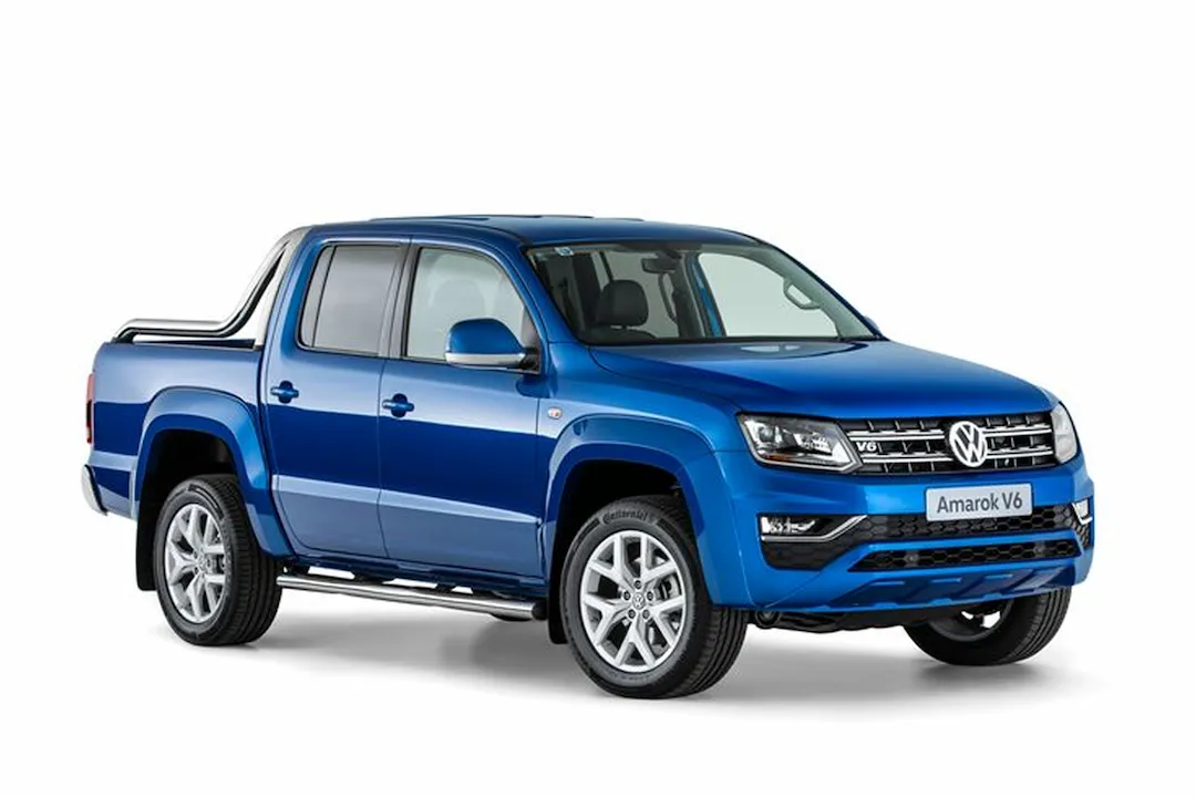 Camioneta Amarok TDI color azul sobre piso blanco