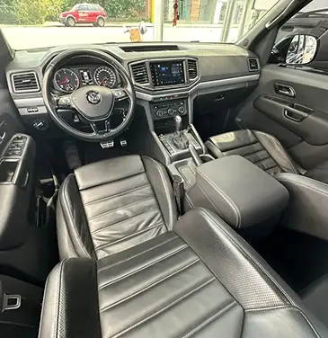 Interior Amarok donde se ven loas asientos de cuero, volantes y demás comandos
